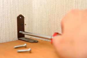 壁面収納の本段を廊下に固定するのにクギやネジじゃなく「突っ張り」で大丈夫？