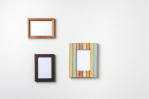 壁に穴をあけないで飾り付けをする