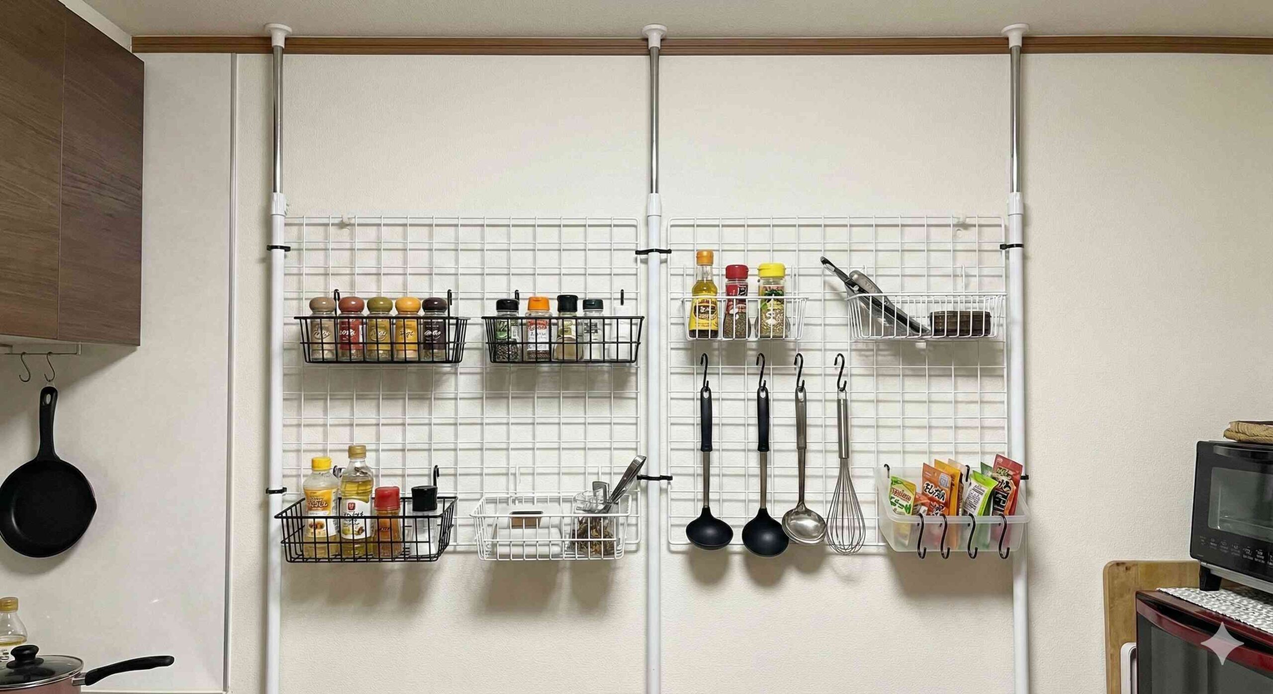 突っ張り棒×ワイヤーネット×フック付き収納ケースなど