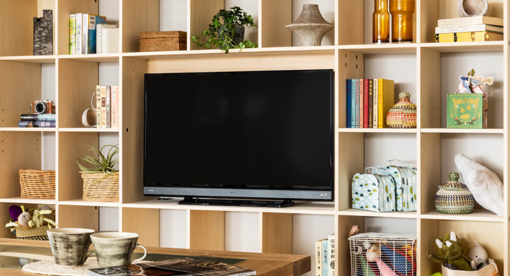 寄せ集めはng 突っ張り壁面収納で統一感のあるおしゃれ空間を 壁面収納 本棚 Osamaru オサマル