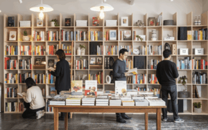 書店に最適な棚「壁面収納OSAMARU」