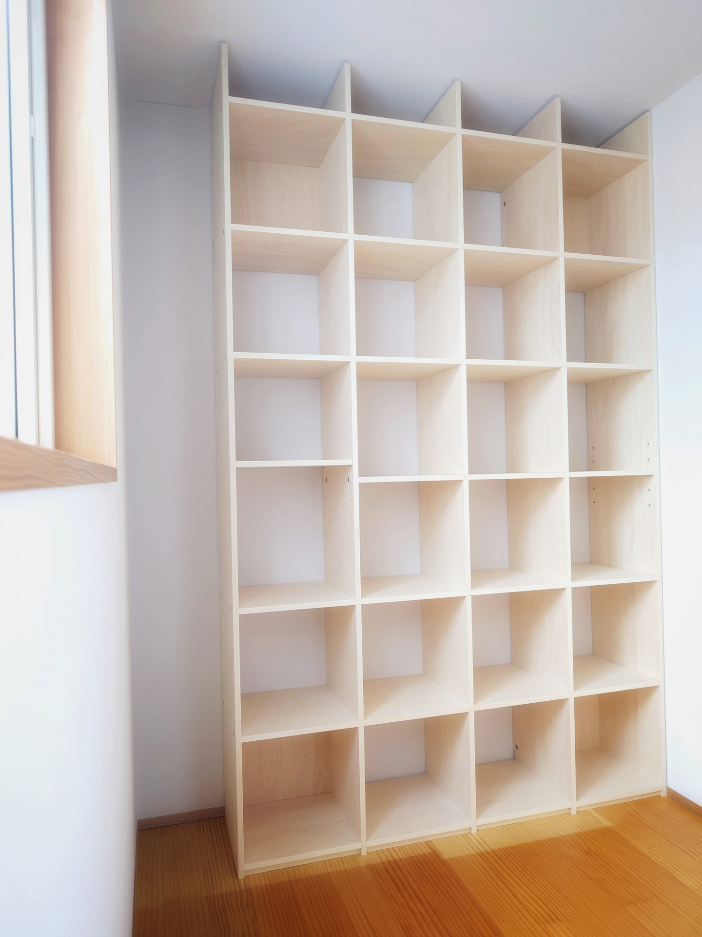収納力とデザインを両立。天井高に合わせて設置できる壁面収納本棚