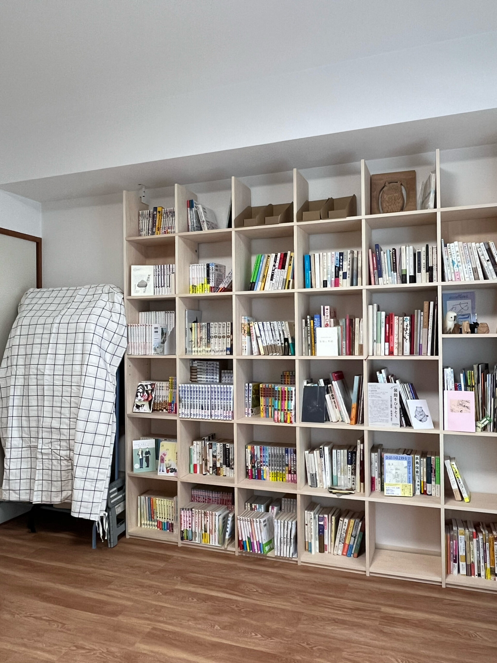 壁面収納OSAMARU本棚を賃貸に設置した様子
