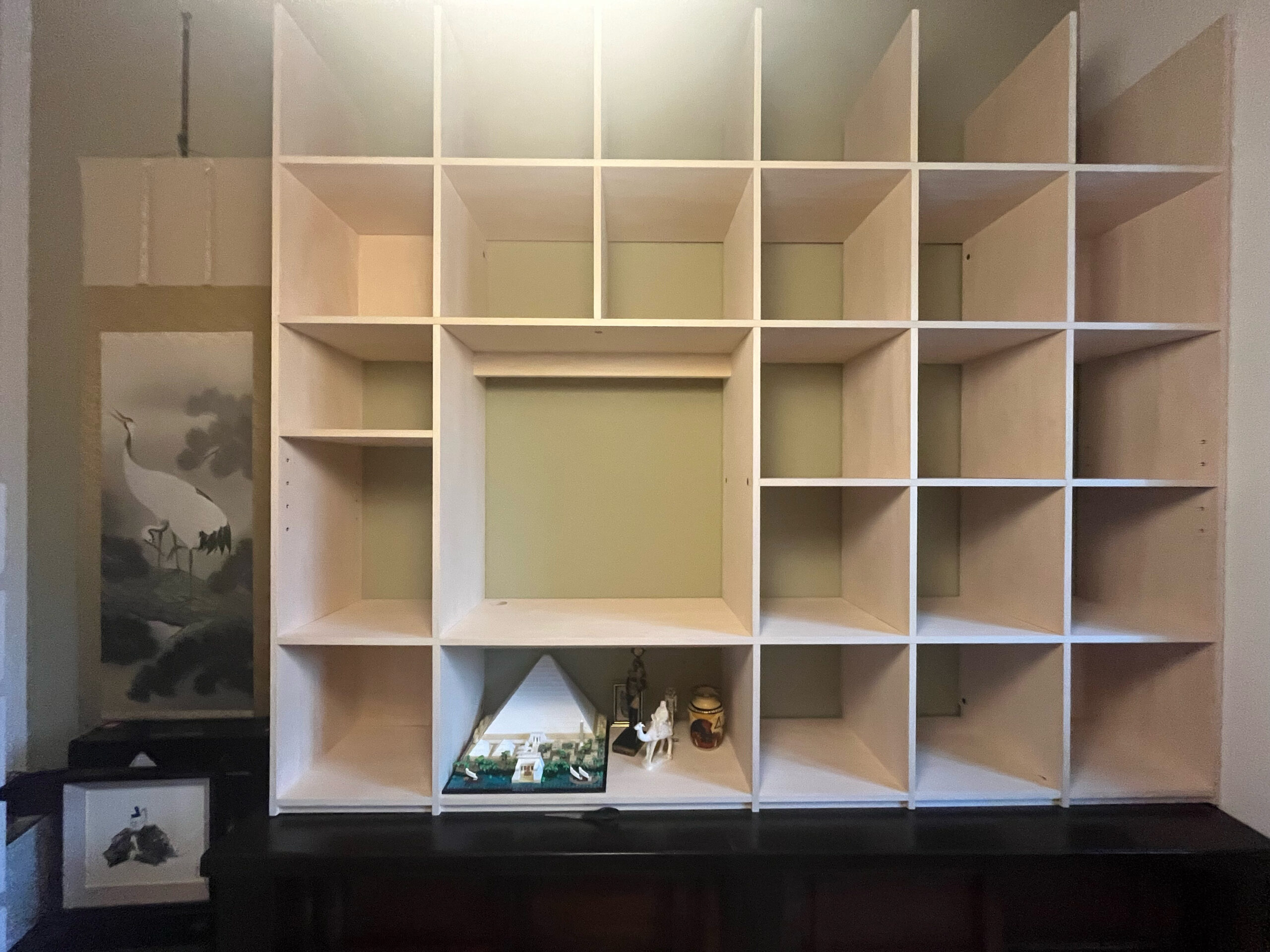 大型フィギュアを収納した様子（壁面収納OSAMARUテレビボード）