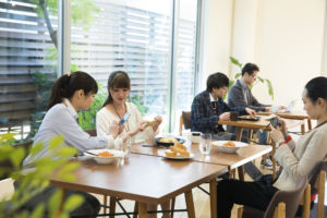 DIYできる木製の壁面収納で、社員が憩うオフィスや食堂に交流ポータルを