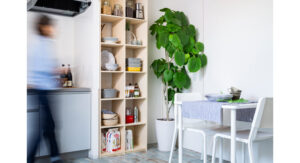 DIYでもっとスマートなキッチンを！壁面収納の食器棚を自分で作る方法とは？