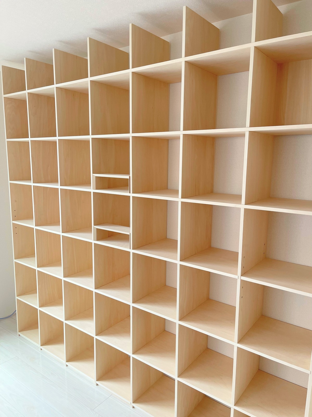 OSAMARUの壁面収納本棚を寝室に設置した様子